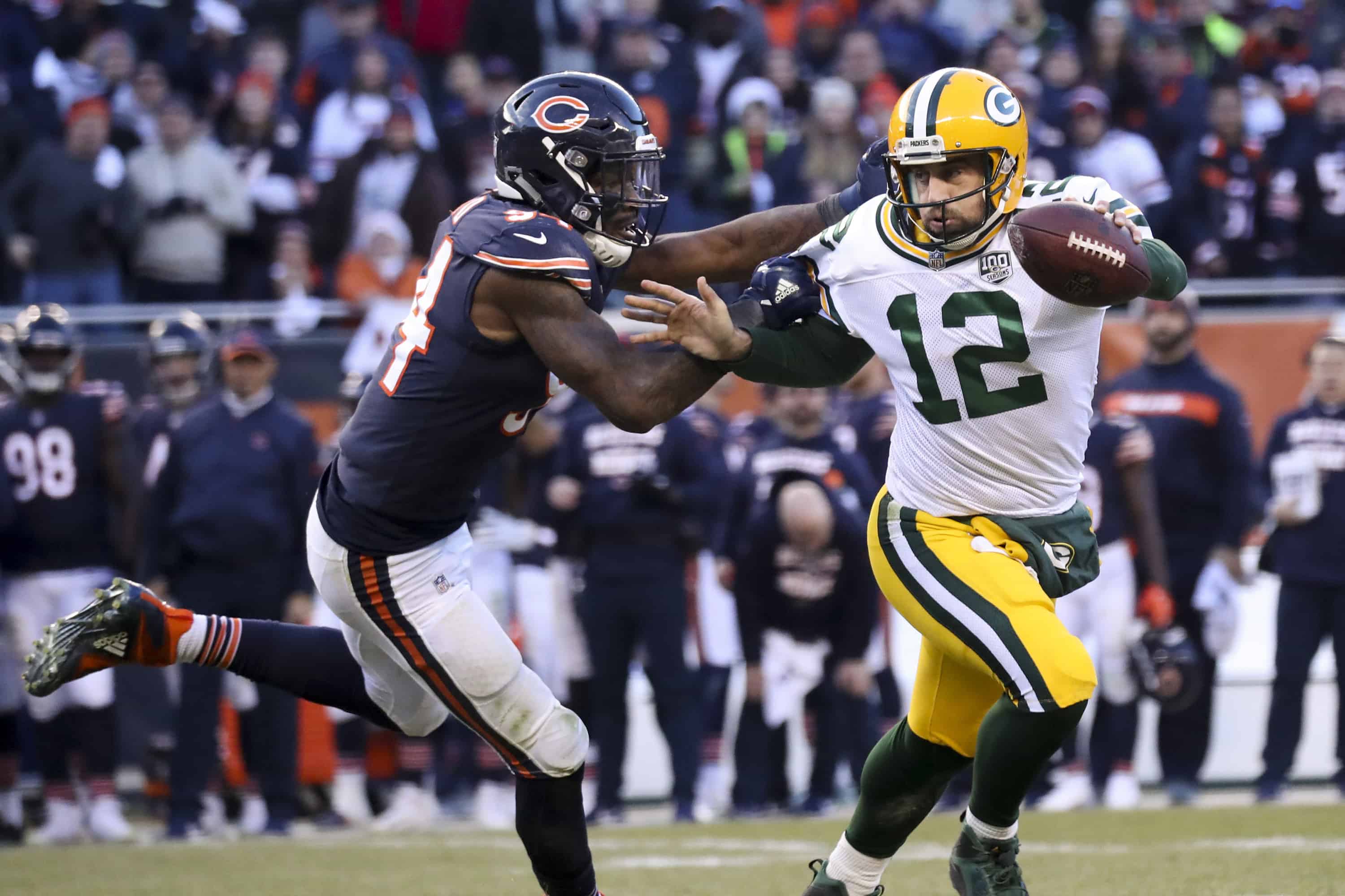 Packers QB Aaron Rodgers avoids tackle of Leonard Floyd