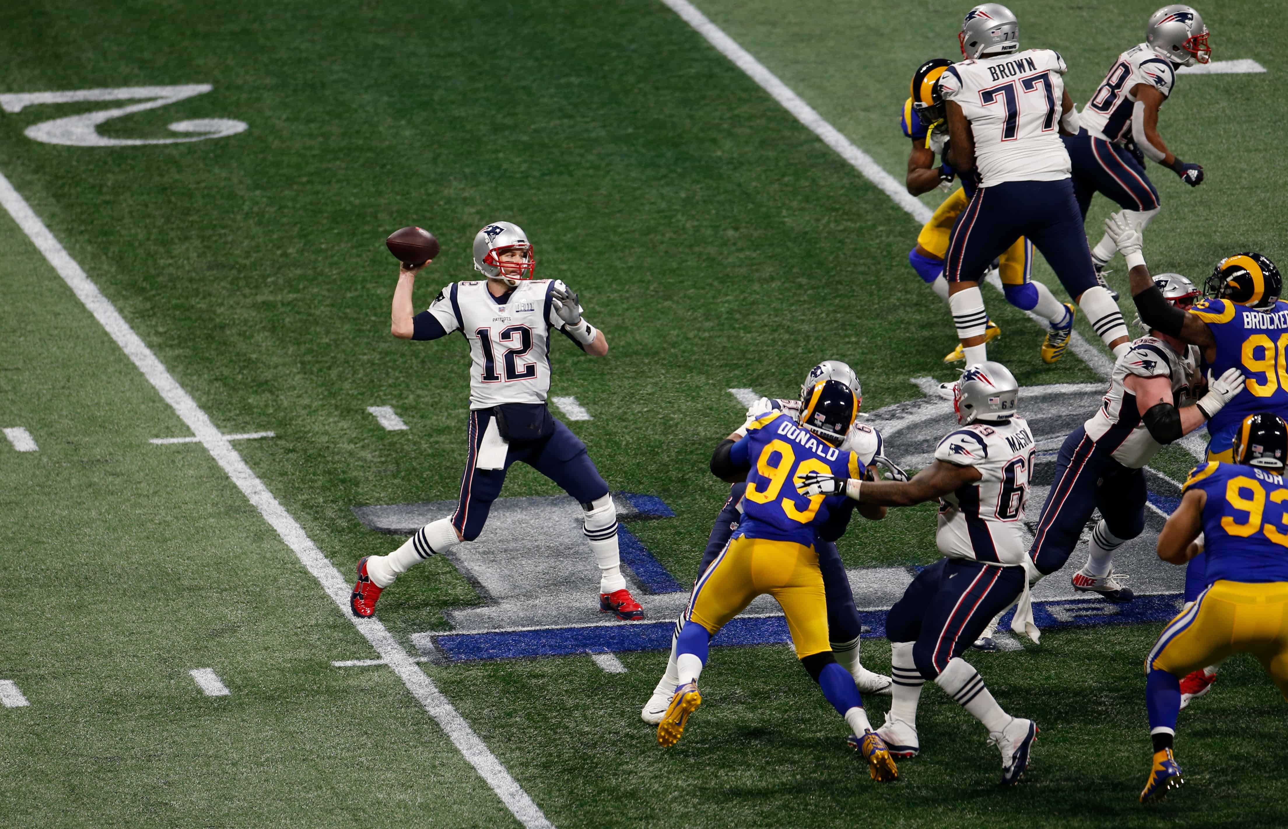Tom Brady throws pass in Super Bowl