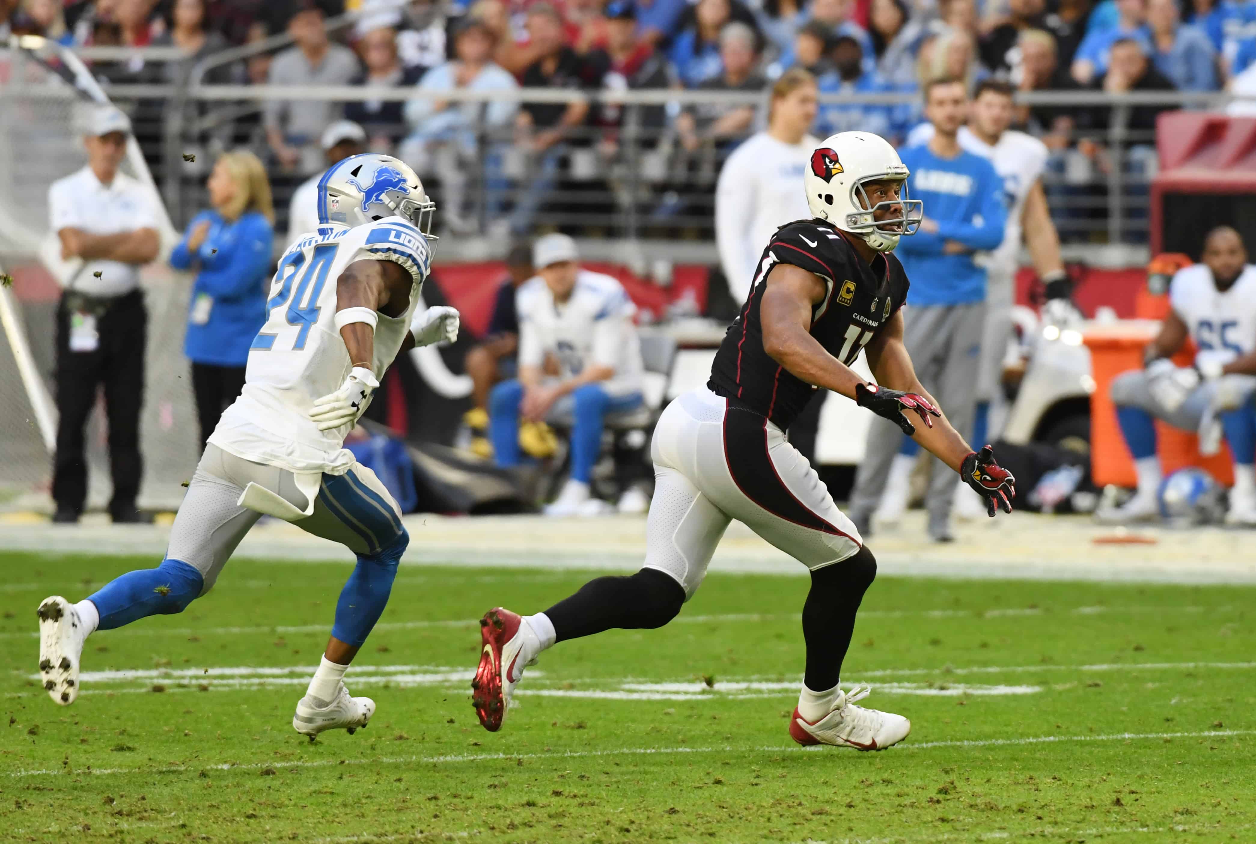 Cardinals WR Larry Fitzgerald catches pass against Lions