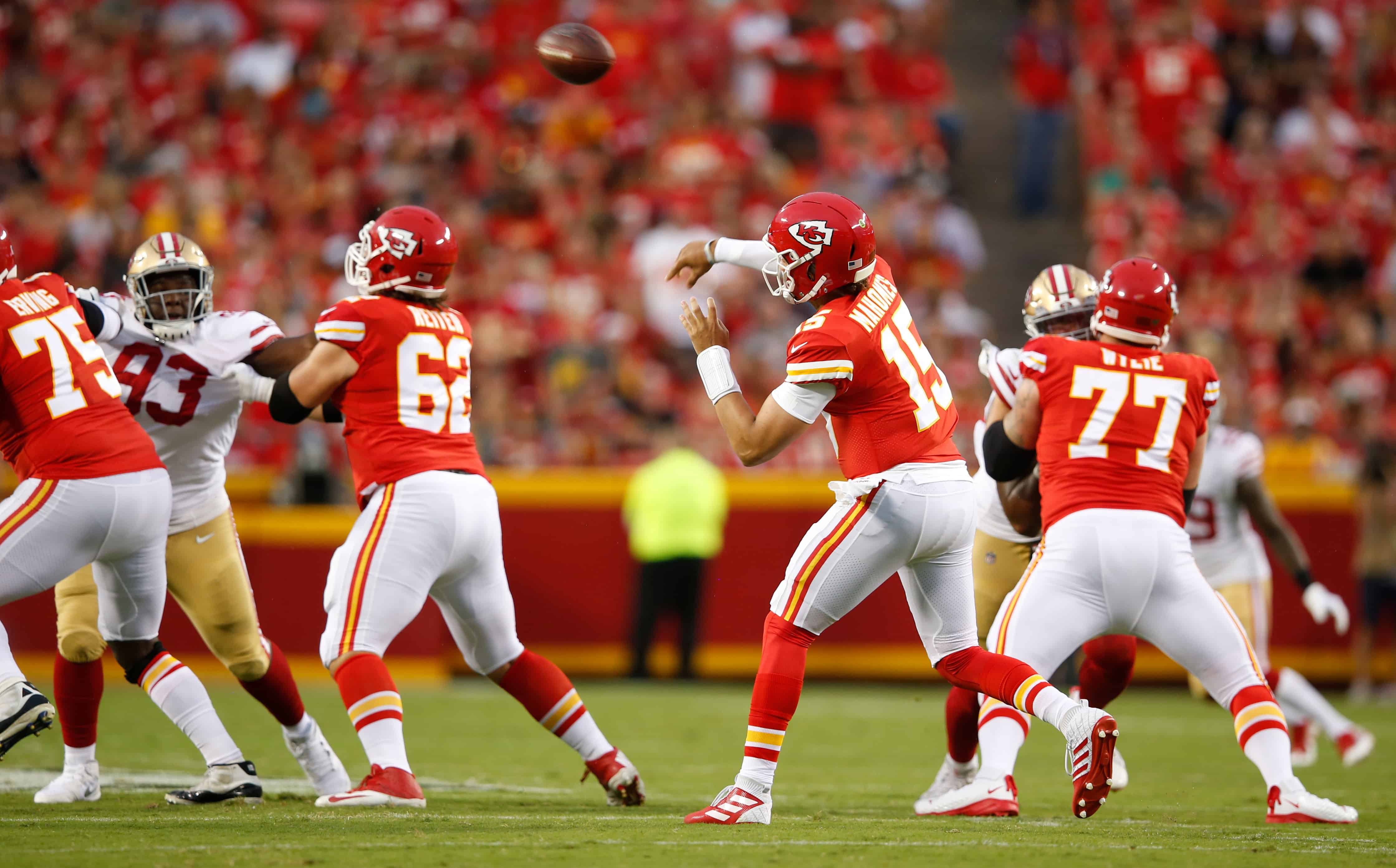 Patrick Mahomes throws pass agains 49ers