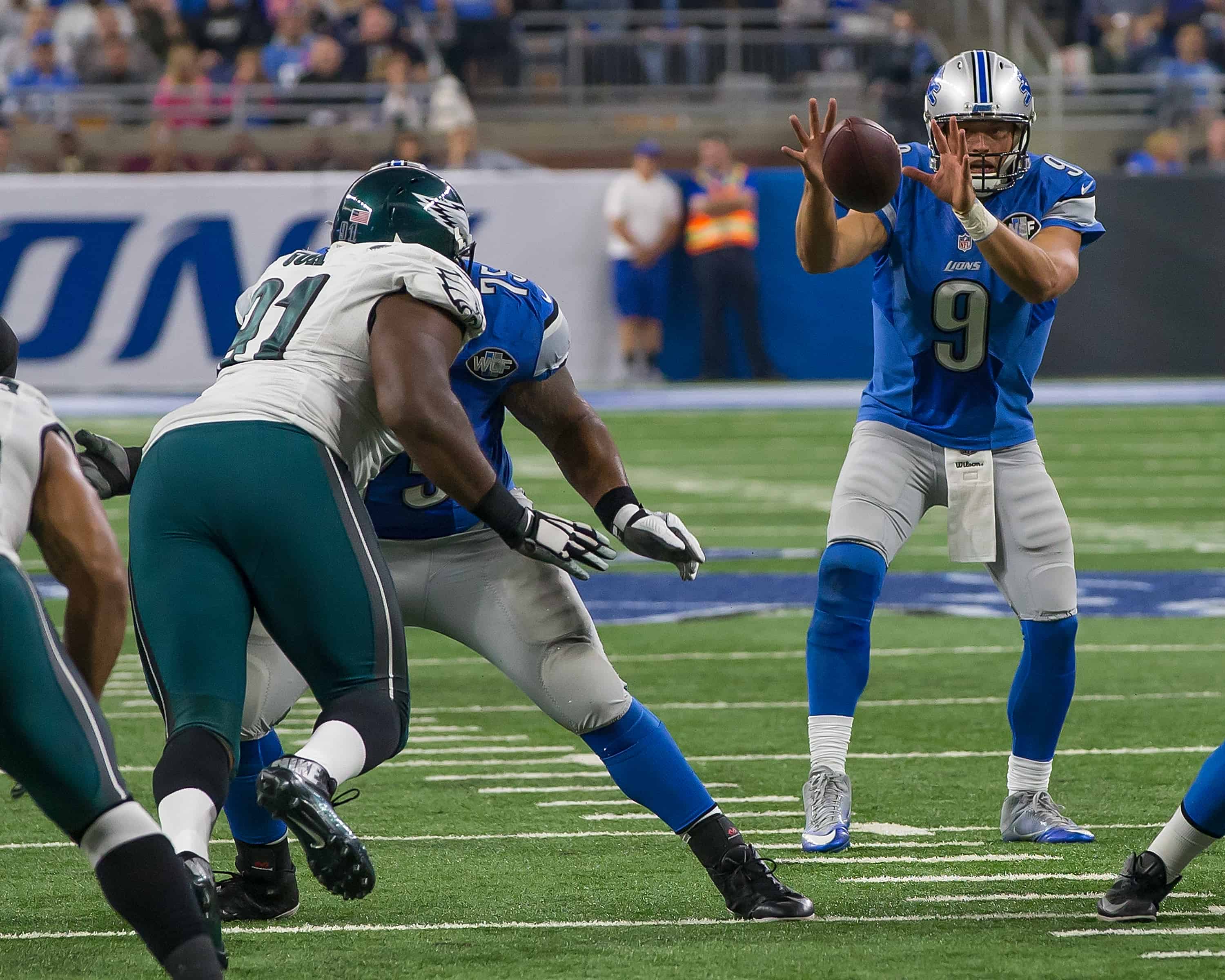 Fletcher Cox rushes Matthew Stafford
