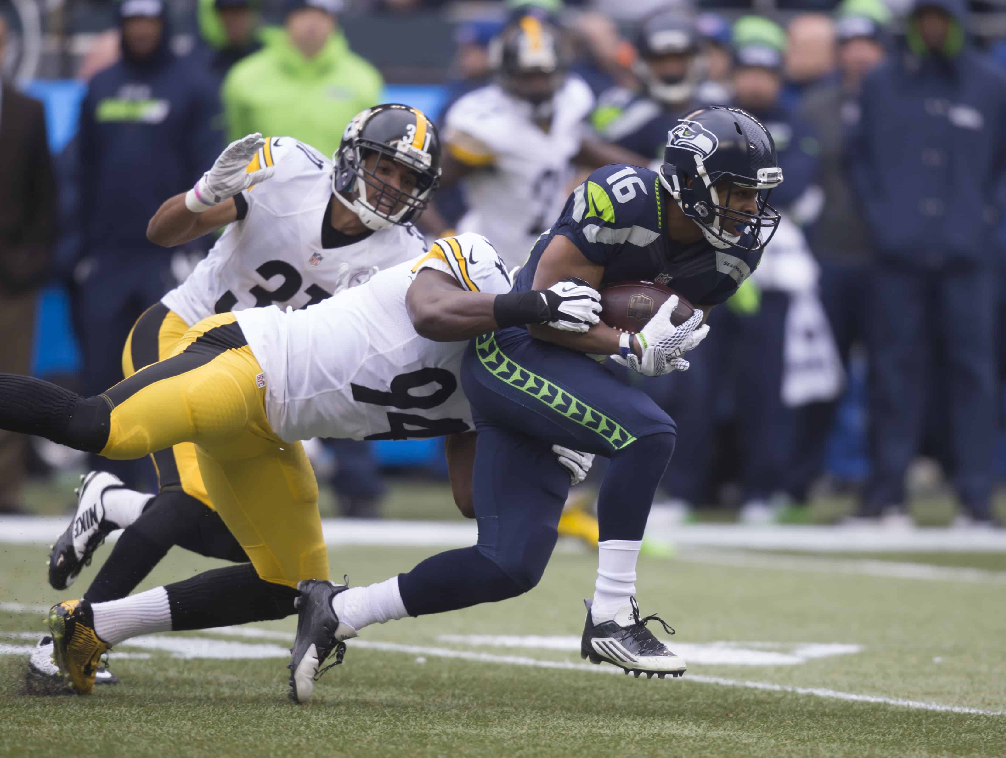 Seahawks WR Tyler Lockett catches pass against the Steelers