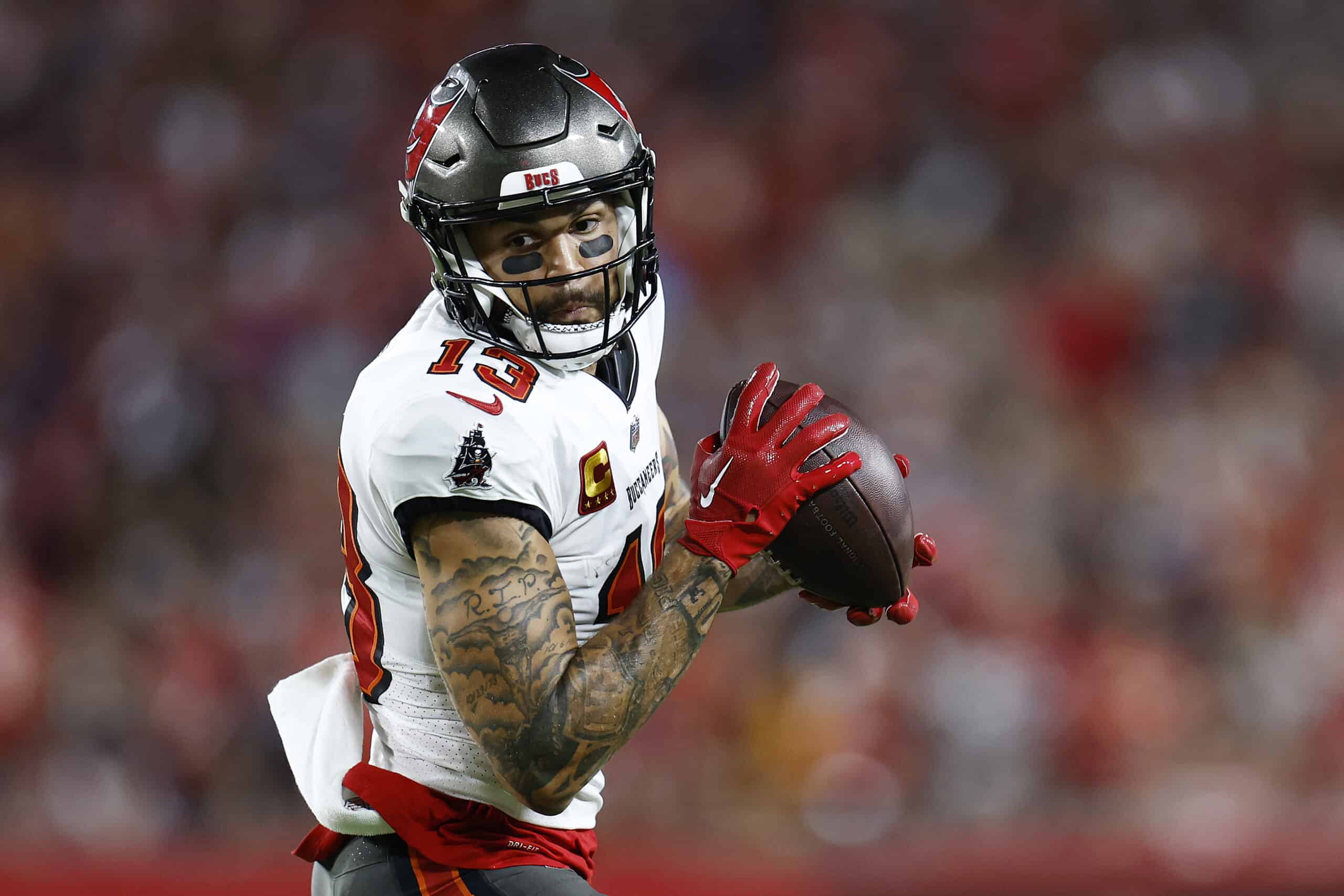 Mike Evans catches a pass.