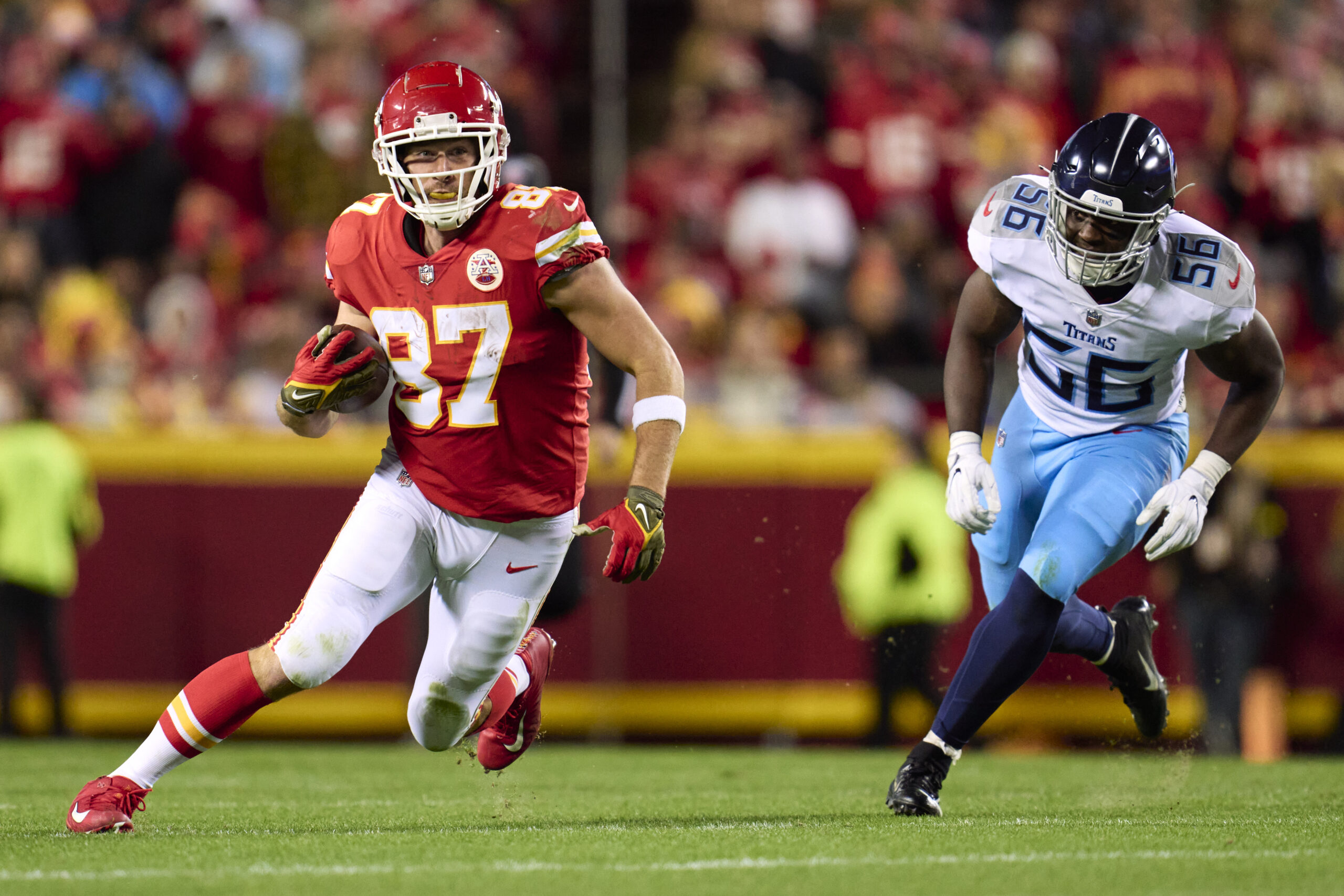 Travis Kelce runs after the catch.