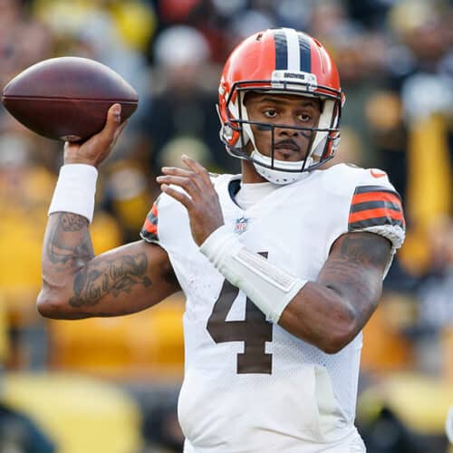 Deshaun Watson throws a pass.