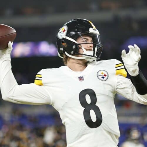 Kenny Pickett throws pass