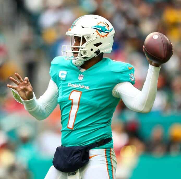 Tua Tagovailoa throws pass against Packers.