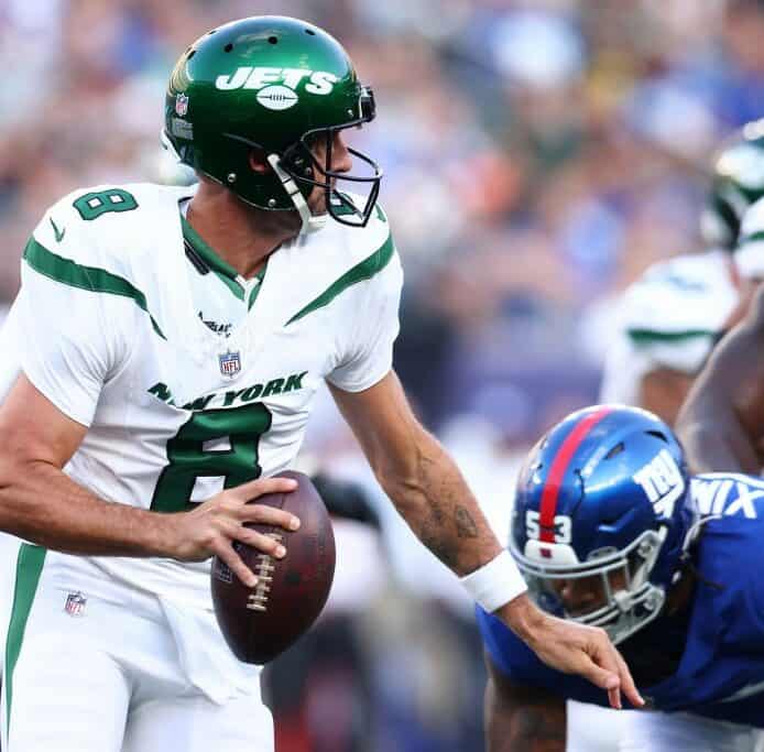 Aaron Rodgers escapes pressure.
